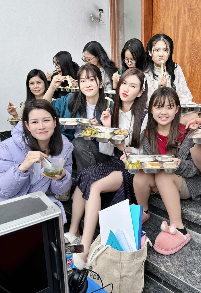 Hương Giang sẽ đồng hành cùng khán giả màn ảnh nhỏ trong phim truyền hình Nhà mình lạ lắm lên sóng trên kênh VTV3.&nbsp;