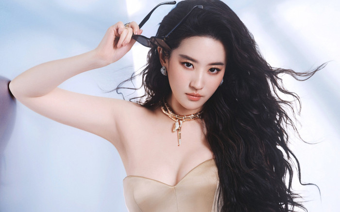 Lưu Diệc Phi diện váy trễ nải, khoe đôi 'gò bồng đảo' căng tràn Ảnh 2