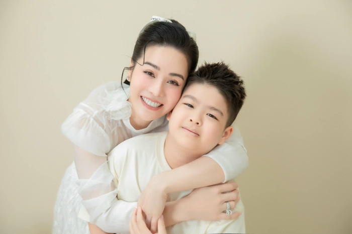 Nhật Kim Anh đeo nhẫn kim cương ở ngón áp út trong những bức ảnh chụp với con trai. (Ảnh FBNV)