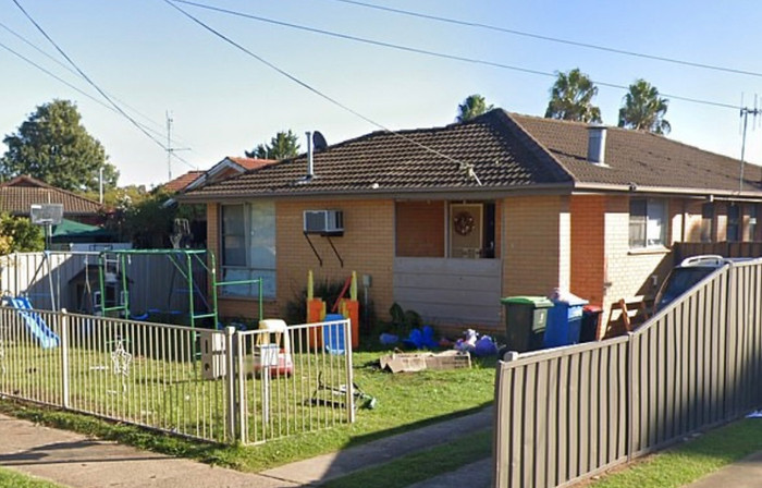 Tại hiện trường, người mẹ ngã quỵ sau khi phát hiện con trai tử vong trong cốp xe. Ảnh: Daily Mail