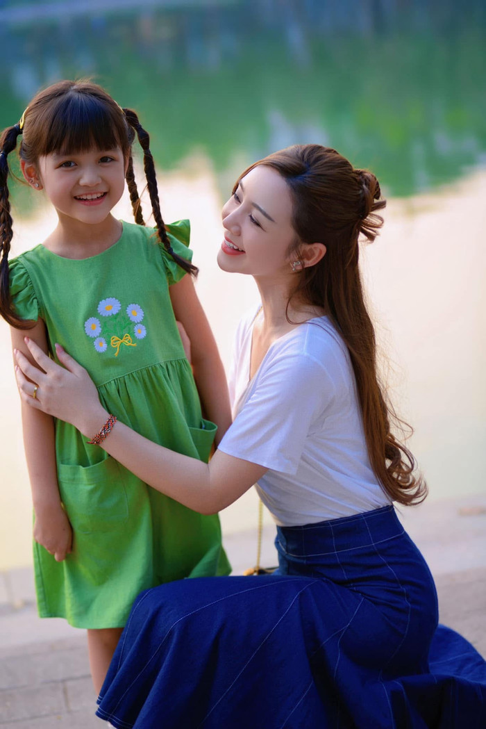 Quỳnh Kool và “con gái” trong phim mới. Ảnh: FBNV