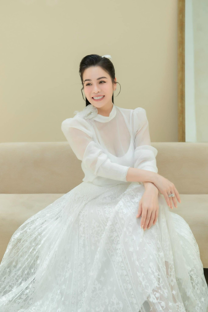 Nhật Kim Anh nhiều lần đeo nhẫn kim cương ở ngón áp út. (Ảnh FBNV)