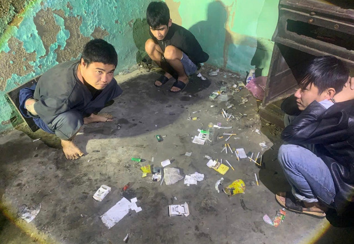 3 thanh niên tụ tập “chơi” ma túy trong nhà hoang bị bắt quả tang.