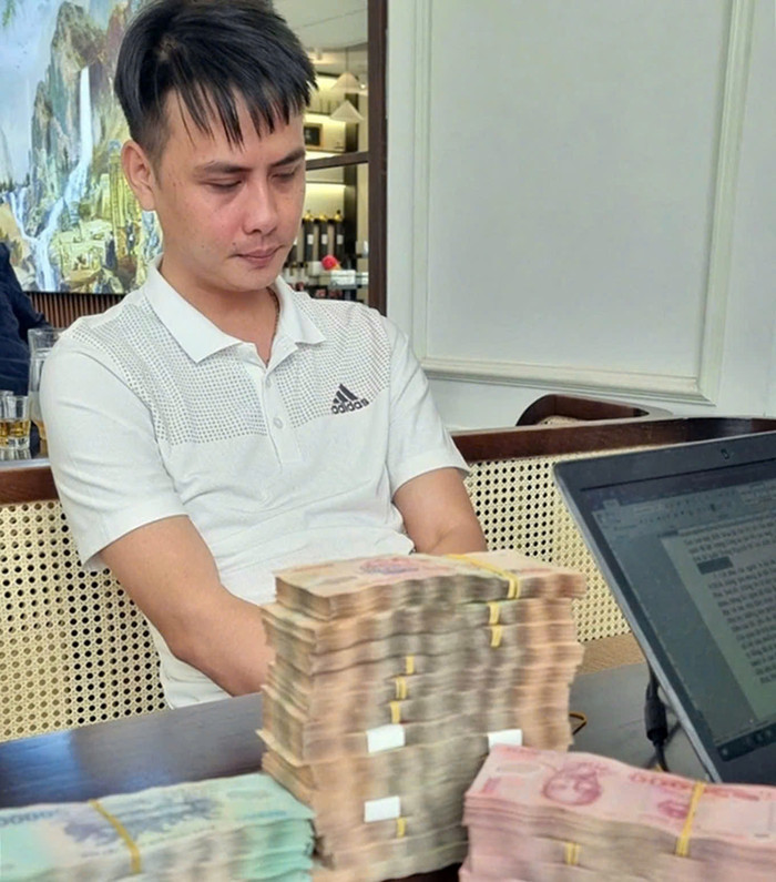 Phát bị cảnh sát bắt quả tang khi đang nhận tiền.