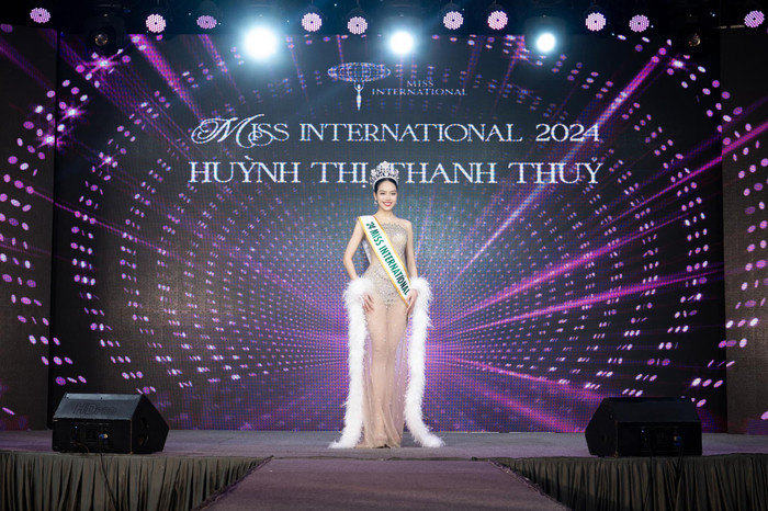 Hoa hậu Thanh Thủy không quên 'trưng dụng' mẫu váy màu nude, tệp tông da. Thiết kế này còn được thực hiện từ chất liệu mỏng manh, xuyên thấu. Để tăng thêm phần nổi bật, mẫu váy được đính lượng lớn đá tạo hiệu ứng lấp lánh, ánh kim.