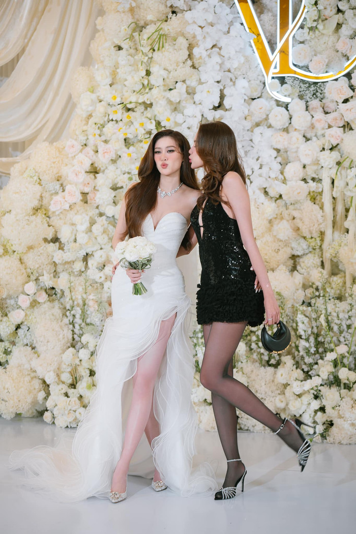 Hiện, Lê Hoàng Phương đã phần nào hồi phục sức khỏe. Gần đây, cô đến chung vui tại đám cưới Hoa hậu Khánh Vân. (Ảnh FBNV)