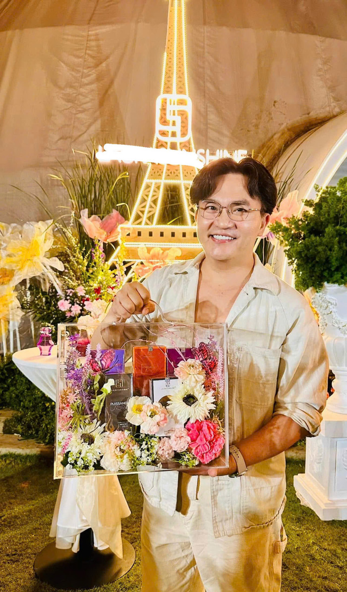 Đại Nghĩa hạnh phúc khi Nhật Kim Anh thông báo tin vui. Ảnh: FBNV