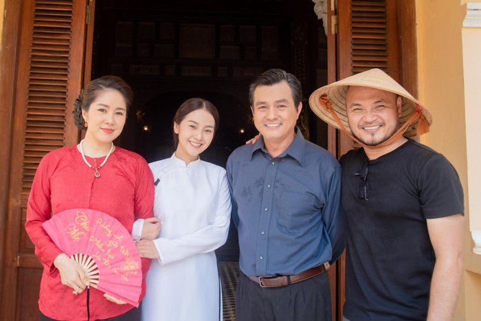 Đạo diễn Hoàng Tuấn Cường (áo đen) bên dàn cast thực lực của Tham Vọng Giàu Sang.