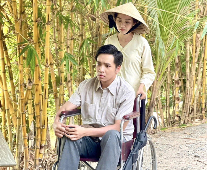 Phân cảnh Hai Thịnh ngồi xe lăn, trở nên khù khờ sau biến cố, được Trúc chăm sóc.