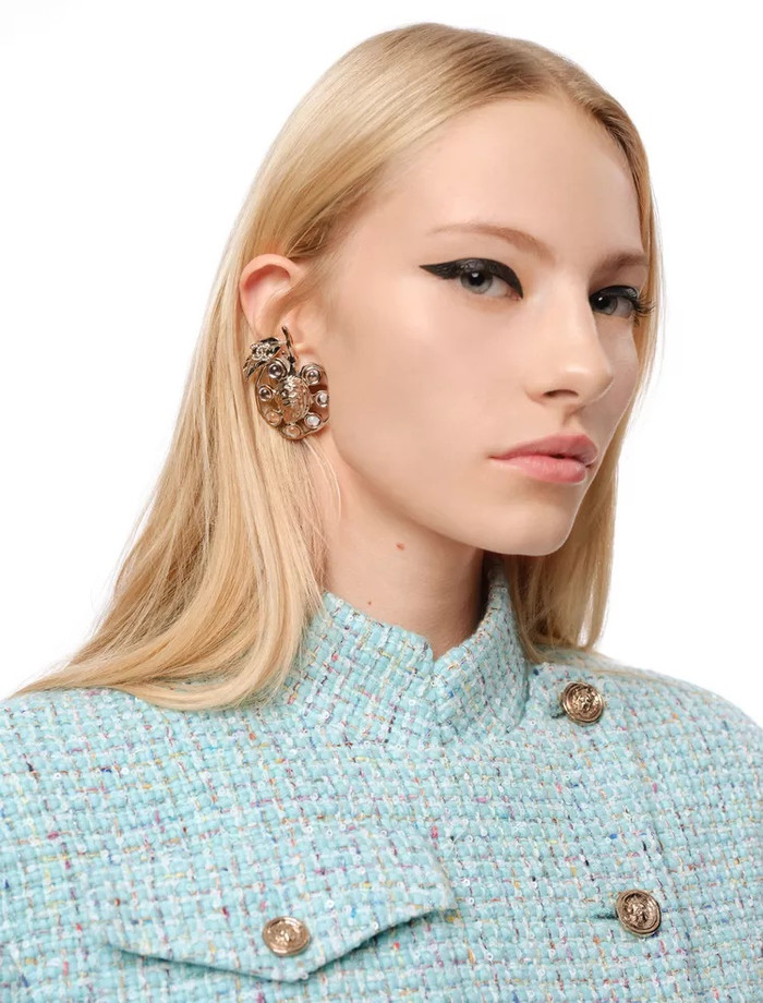 Chanel gây ấn tượng với phong cách trang điểm mắt mèo trong show diễn Métiers d'Art 2025.