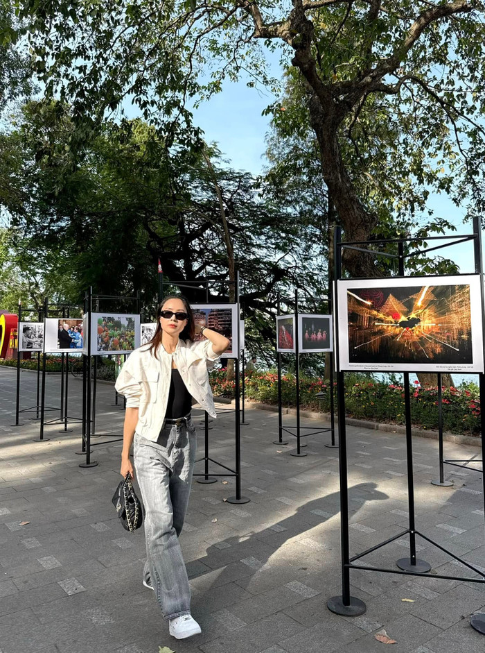 Hồng Diễm ăn vận trẻ trung, sành điệu khi rảo bước trên phố đi bộ Hồ Gươm. Ảnh: FBNV