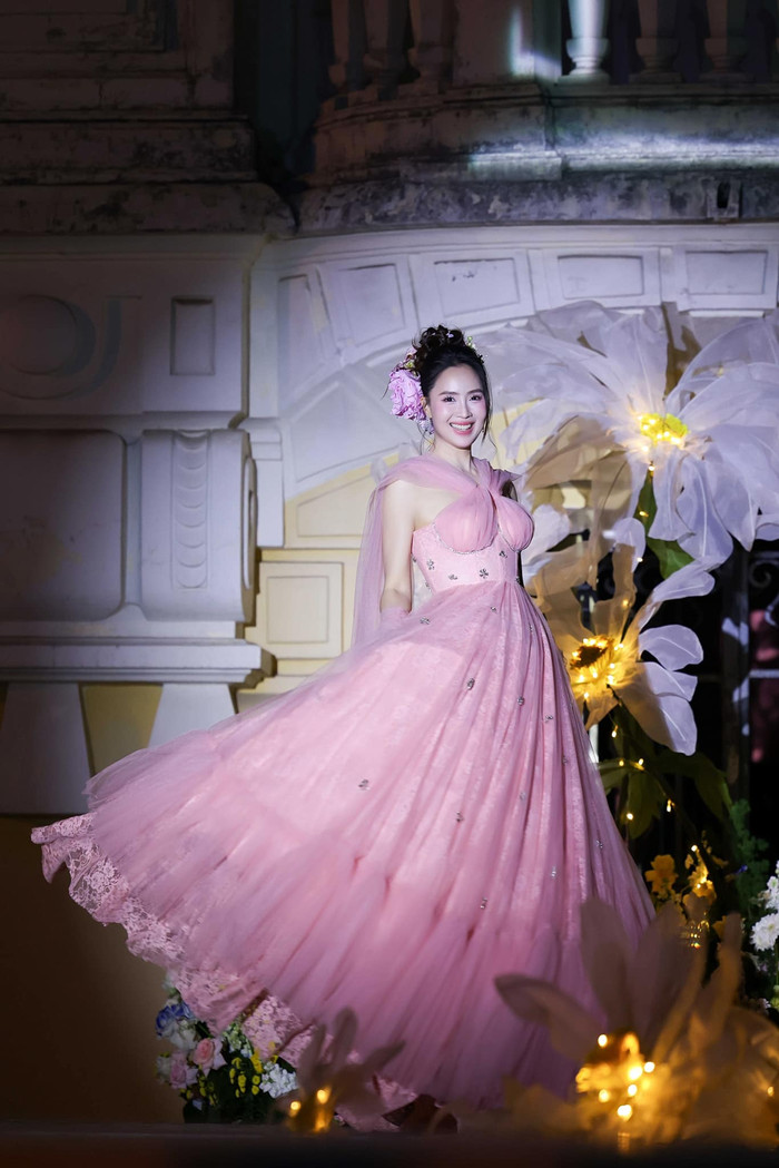 Hồng Diễm đẹp rạng ngời khi làm người mẫu trong một show thời trang. Ảnh: FBNV