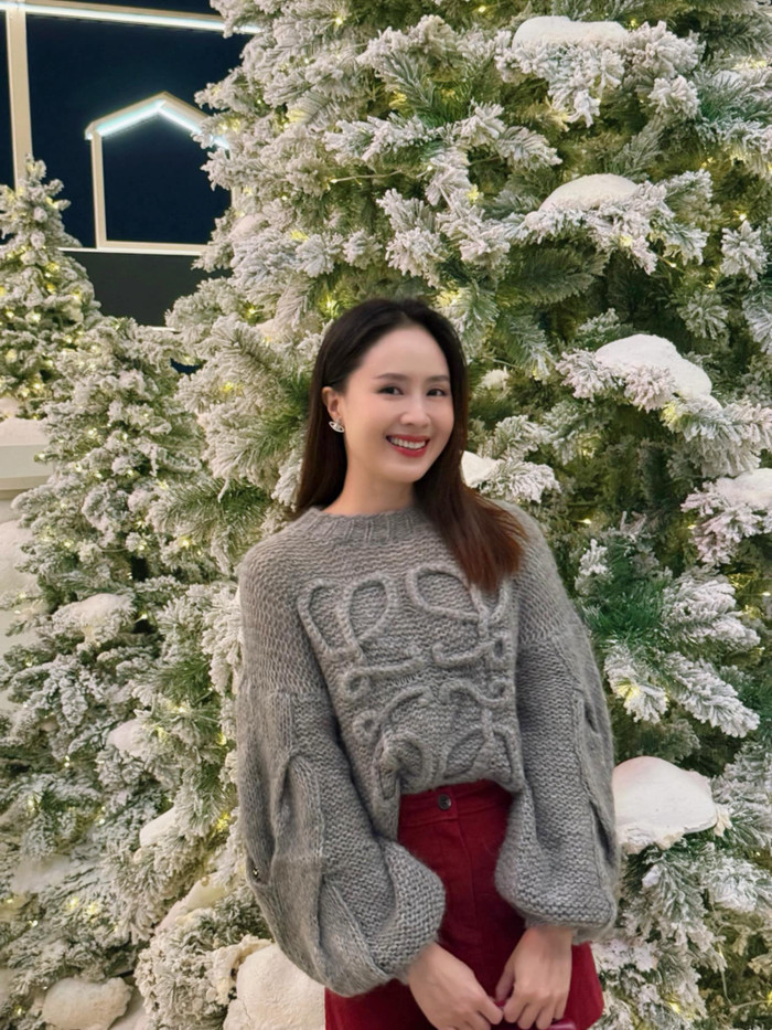 Hồng Diễm cười tươi rói khi chụp ảnh trước cây thông. Ảnh: FBNV