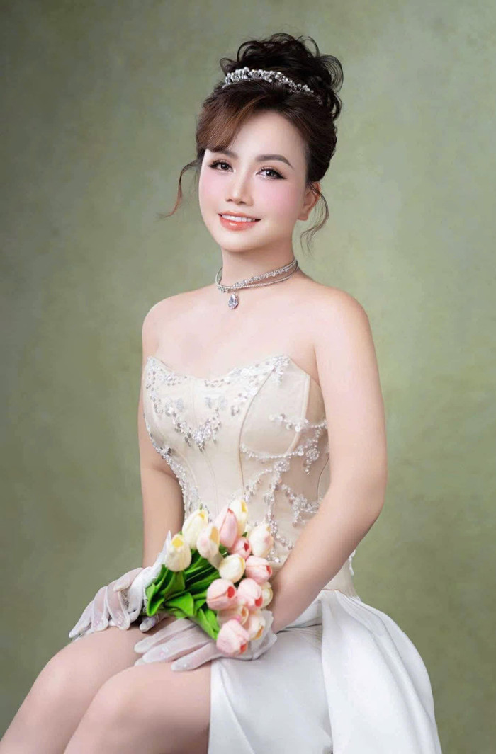 Diễn viên Hoàng Yến chuẩn bị lên xe hoa. Ảnh: FBNV