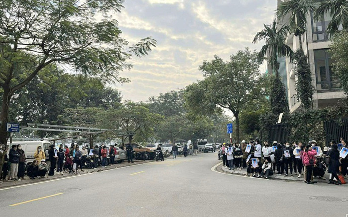 Bên ngoài tòa nơi xét xử vụ án nam sinh lớp 8 bị đánh chết não.