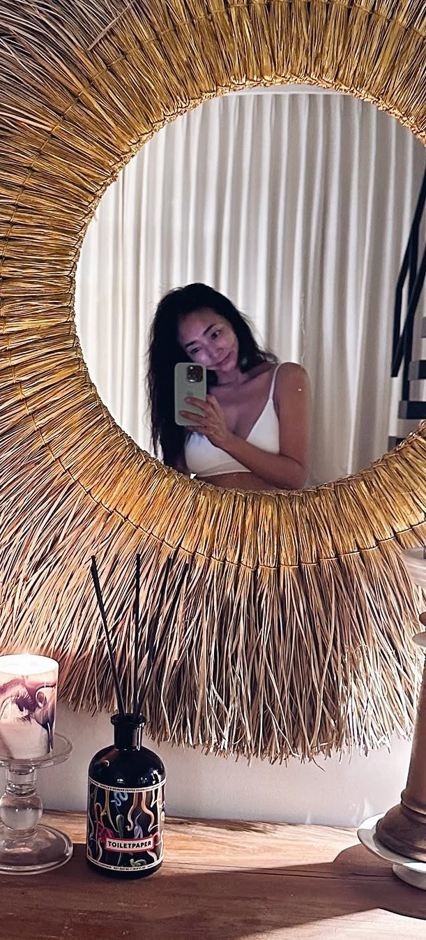 Sao phim Sex Is Zero thoải mái khoe những hình ảnh nóng bỏng khi diện bikini. 