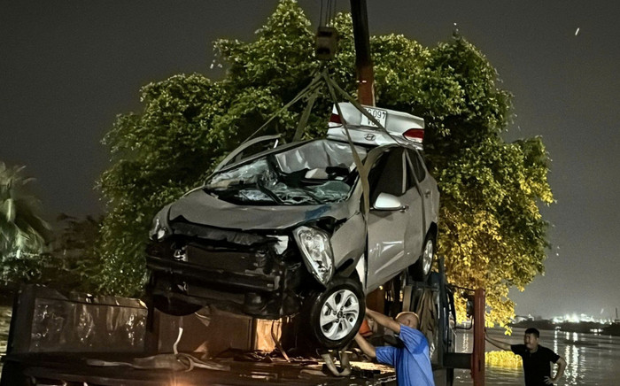 Vụ cô gái 22 tuổi rơi xuống sông Đồng Nai: Mẹ ngã quỵ, cha đứng không vững tại hiện trường Ảnh 2