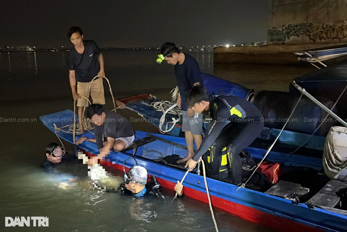Lực lượng chức năng đưa thi thể nạn nhân lên bờ. Ảnh: Dân Trí
