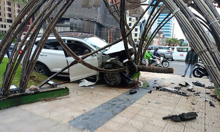 Hiện trường chiếc ô tô húc vào ven đường biển. Ảnh: VOH