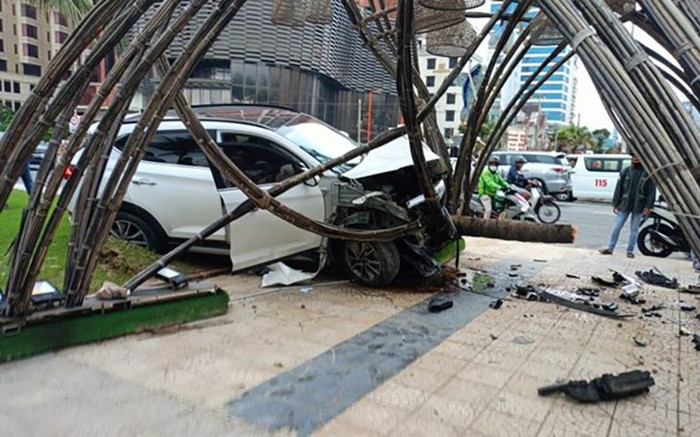 Ô tô bị nổ lốp mất thắng, nữ tài xế lái xe tông vào ven đường để không gây thương tích cho ai Ảnh 2