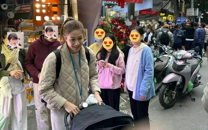 Nữ ca sĩ nổi tiếng TVB bị bắt gặp tại Hà Nội, giản dị chăm con nhỏ trước nhiều người Ảnh 2