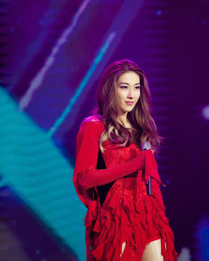 Nữ ca sĩ nổi tiếng TVB bị bắt gặp tại Hà Nội, giản dị chăm con nhỏ trước nhiều người Ảnh 3