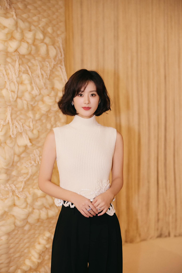 Triệu Lệ Dĩnh ăn gian tuổi khi cắt tóc ngắn