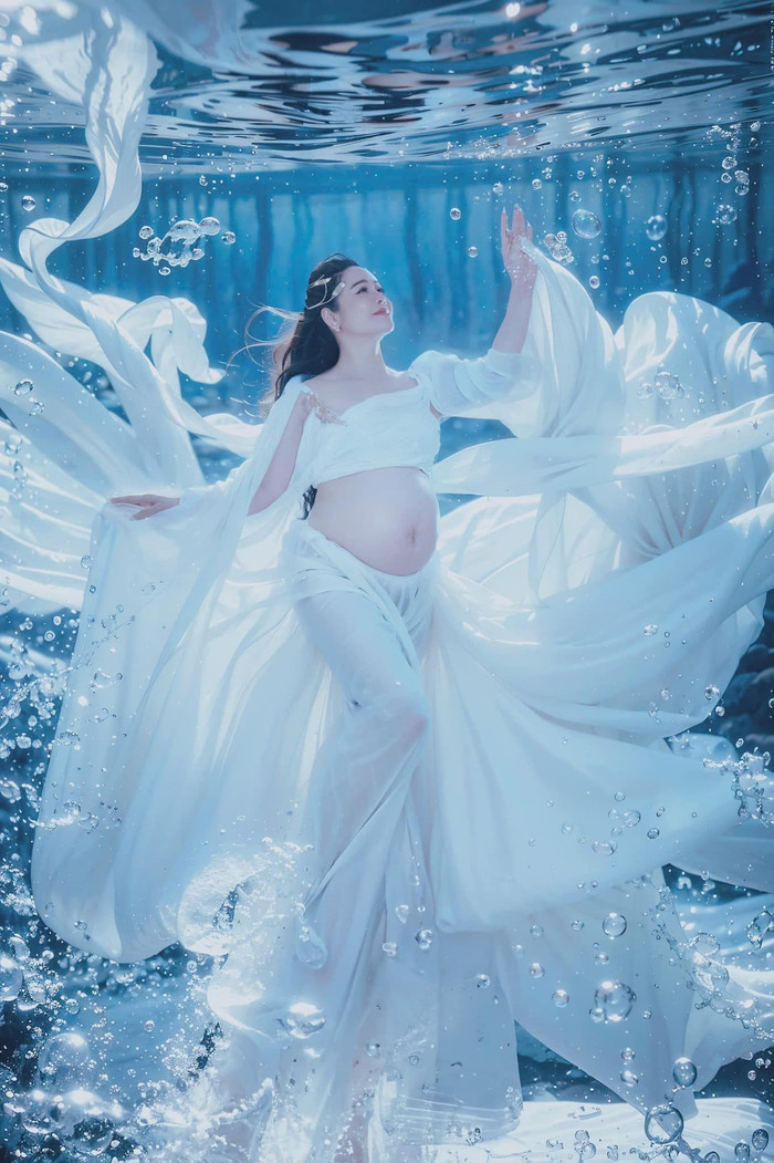 Showbiz 24h: Nhật Kim Anh chiêu đãi khán giả bộ ảnh lúc cô mang bầu 7 tháng. Ảnh: FBNV