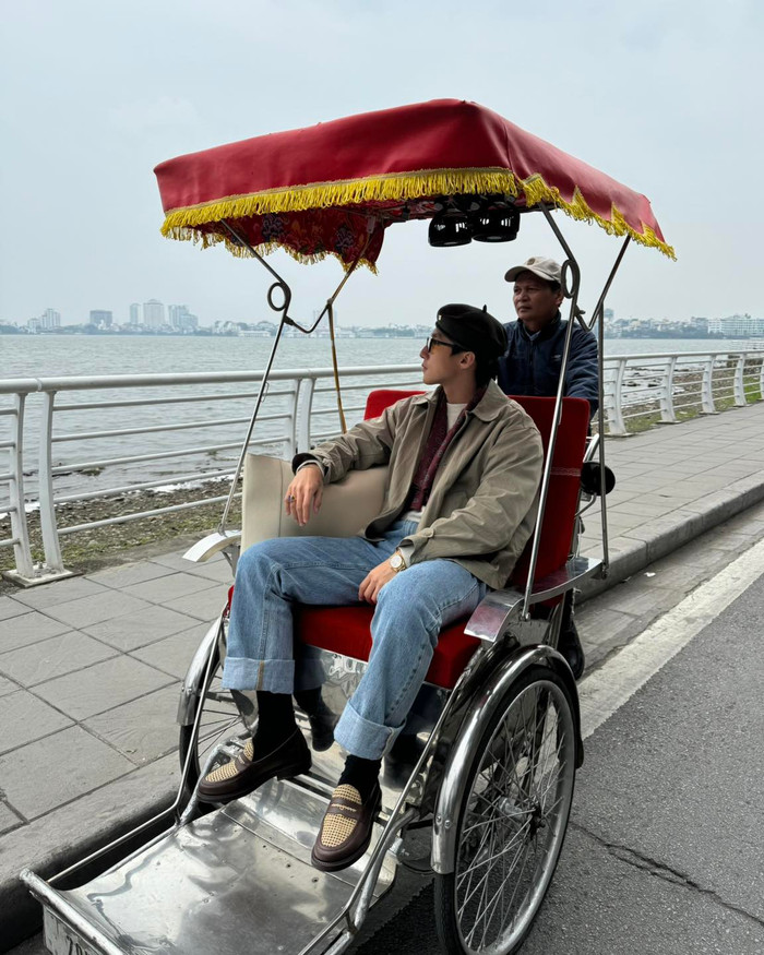 Showbiz 24h: Khoảnh khắc Sơn Tùng M-TP đi xích lô, tận hưởng bầu không khí ở Hồ Tây, thành phố Hà Nội khiến netizen vô cùng thích thú. Ảnh: FBNV