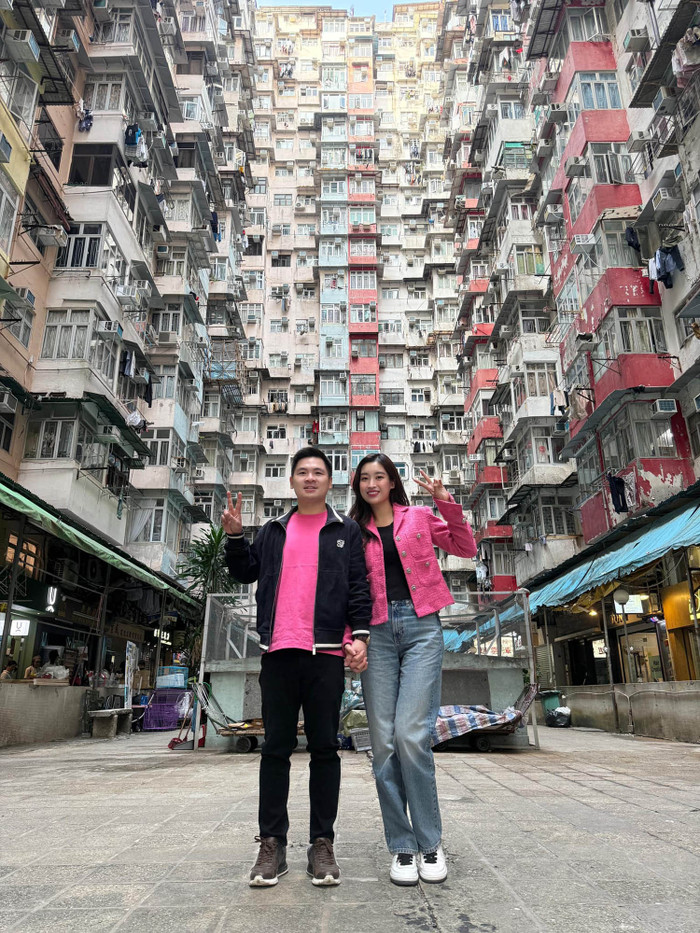 Vợ chồng Hoa hậu Đỗ Mỹ Linh còn thể hiện sự đồng bộ trên diện thời trang.