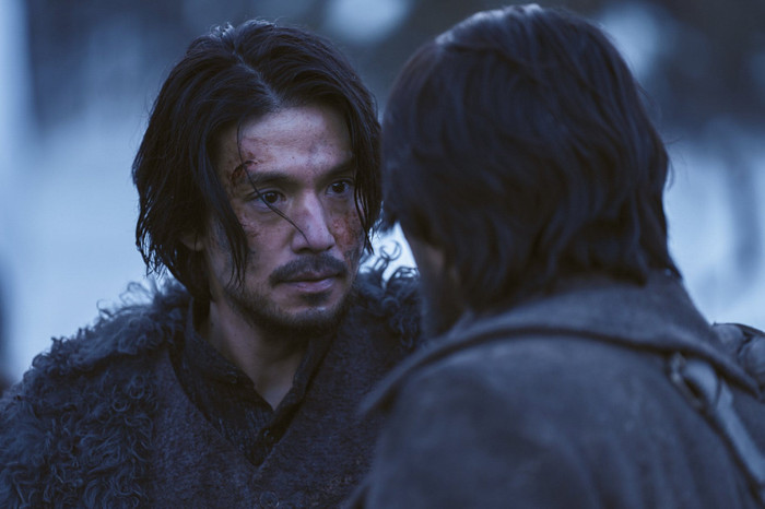 Không chỉ có Hyun Bin, nam thần Lee Dong Wook cũng tàn tạ đến khó tin.