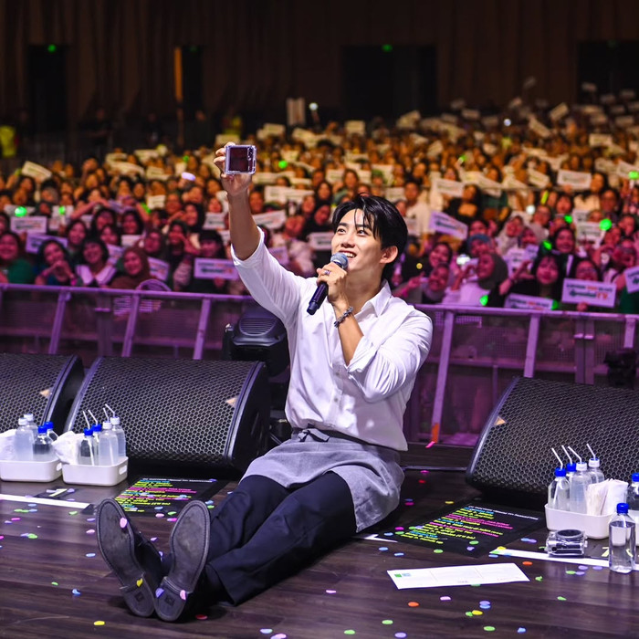 Nam ca sĩ Taecyeon vui vẻ chụp ảnh cùng người hâm mộ trong một buổi biểu diễn. Ảnh: Instagram taecyeonokay