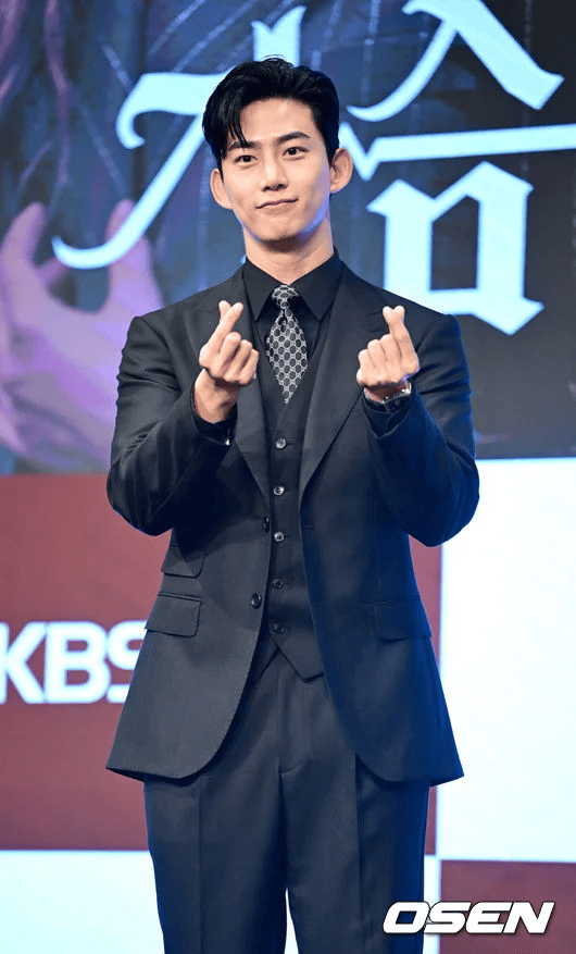 Nam ca sĩ Taecyeon vui vẻ chụp ảnh mỗi khi xuất hiện trước giới truyền thông. Ảnh: OSEN