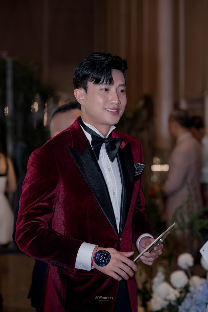 'Khán giả vừa đặt cho biệt danh 'Ông hoàng tiệc cưới'. Biệt danh nghe tốn tiền quá!', Quốc Trường hào hứng chia sẻ. Ảnh: FBNV