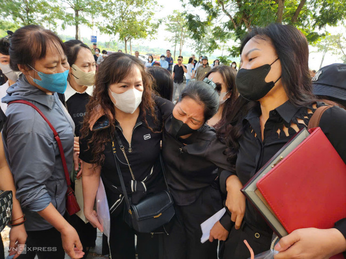 Mẹ nam sinh lớp 8 khóc tại phiên tòa hồi tháng 11.