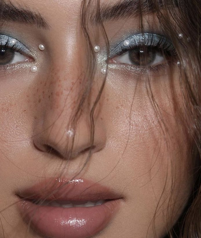 Những kiểu trang điểm giúp bạn 'sáng' nhất đêm Giáng Sinh 2024 Ảnh 1