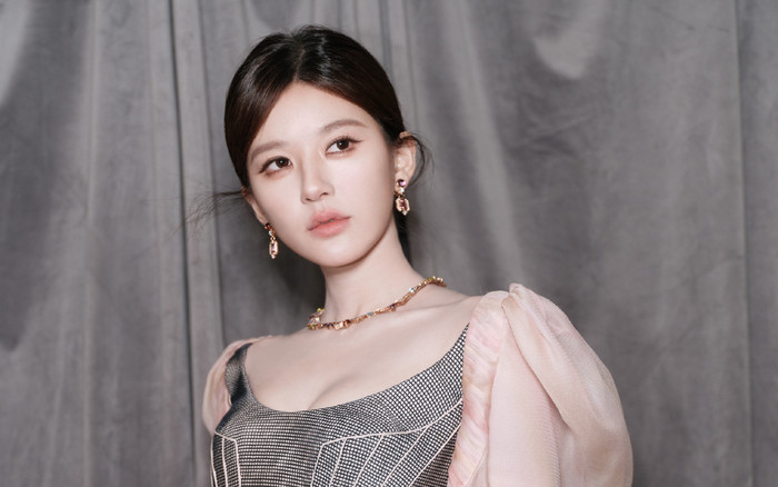 Triệu Lộ Tư bị fan quay lưng vì thích 'yêu' trai lớn tuổi Ảnh 2