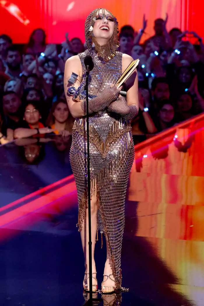 Chappell Roan trên sân khấu MTV VMAs 2024, được tổ chức vào tháng 9 vừa qua.