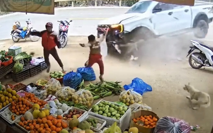 3 giây kịch tính: Bé trai và người phụ nữ thoát hiểm ngoạn mục trước ô tô mất lái Ảnh 2