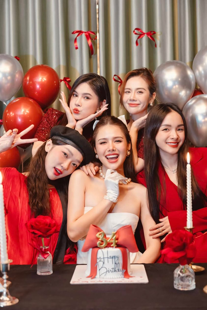 Phanh Lee đón tuổi mới bên hội bạn thân. Ảnh: FBNV