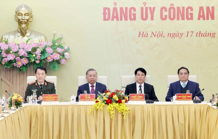 Tổng Bí thư Tô Lâm cùng các Ủy viên Bộ Chính trị, Ủy viên Thường vụ Đảng ủy Công an Trung ương: Chủ tịch nước Lương Cường, Thủ tướng Phạm Minh Chính và Đại tướng Lương Tam Quang, Bí thư Đảng ủy Công an Trung ương, Bộ trưởng Bộ Công an, chủ trì hội nghị (Ảnh: Thống Nhất - TTXVN).