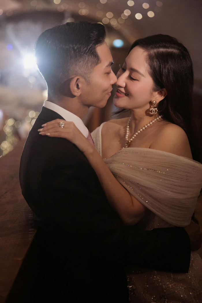 Phan Hiển đích thị là ông chồng nịnh vợ của năm. Ảnh: FBNV