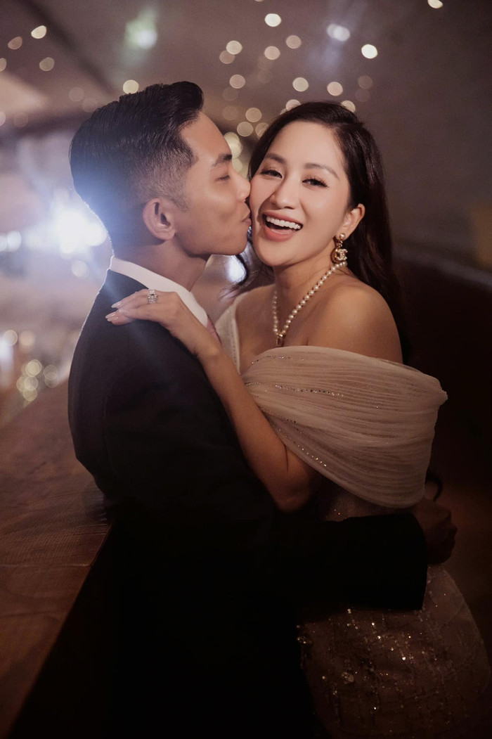 Màn 'skinship' của cặp đôi khiến dân tình không khỏi ghen tỵ. Ảnh: FBNV