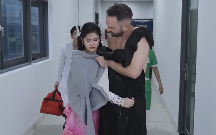 Nữ ca sĩ Việt cấp cứu ngay lập tức sau khi vừa diễn xong, bị gãy xương Ảnh 2