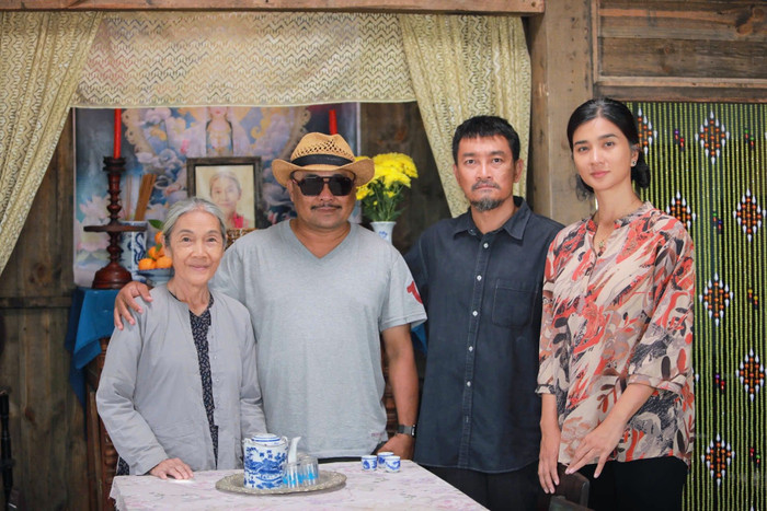 Cặp đôi làm vợ chồng từ lúc trẻ đến khi tóc điểm bạc.