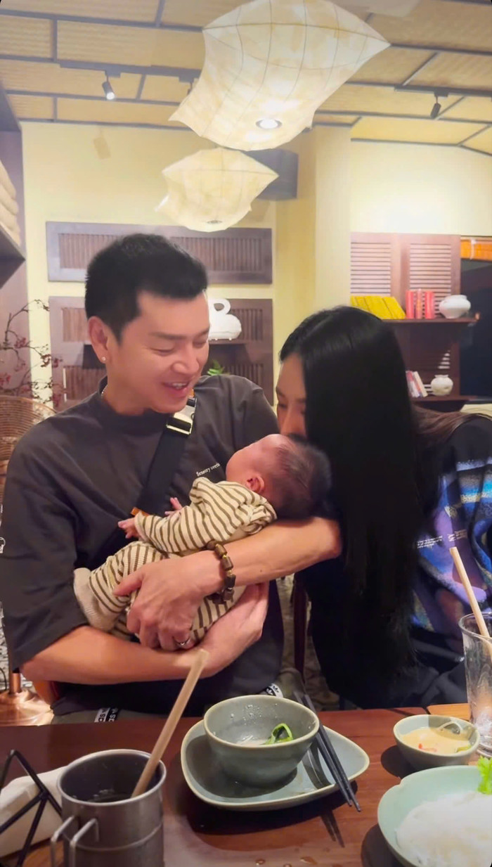 Nghệ sĩ Quang Minh và bạn gái hạnh phúc bên con trai chào đời hơn 1 tháng.