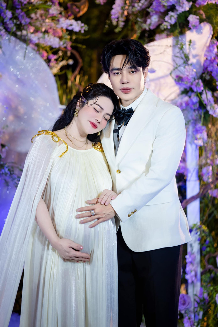 Lê Dương Bảo Lâm hạnh phúc khi đàn chị thông báo tin vui. Ảnh: FBNV