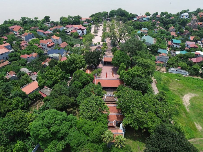 Toàn cảnh đền Chử Đồng Tử Đa Hòa bên bờ sông Hồng thơ mộng.