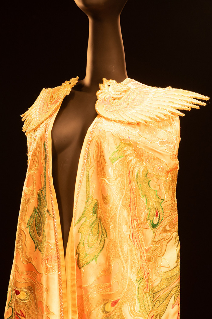 Lần đầu tiên tại Việt Nam, phượng bào được trở thành vật phẩm đăng quang của Hoa hậu. 