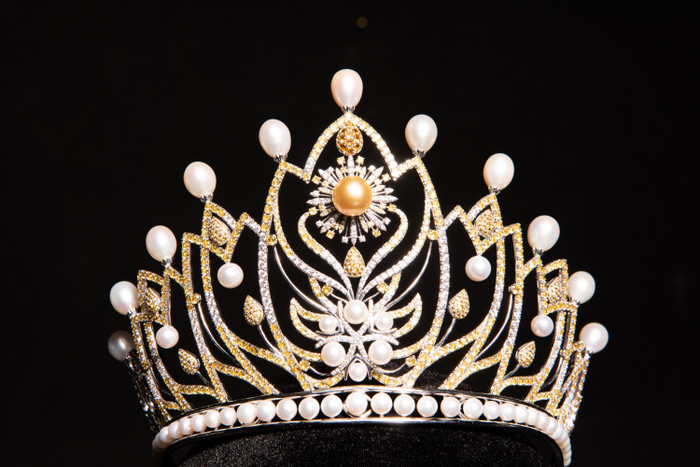 Vương miện của Tân Hoa hậu Quốc gia có đến 1079 viên đá quý trắng - vàng kèm thêm 54 viên ngọc trai. 